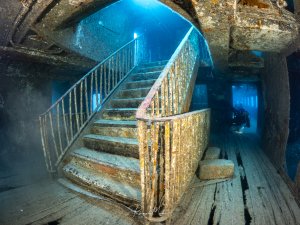 Eine Treppe im Wrack der Karwella auf Gozo