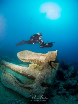 Ein Taucherin mit Scooter erkundet den vorderen Anker der SS Thistlegorm, der etwa 25 meter vor dem Wrack liegt